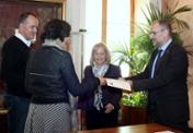 Lliurament del certificat a la doctora Berta Paz Lourido (autora tesi) del Departament d'Infermeria i Fisioterpia
