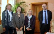 La doctora Antnia Pades Jimnez (autora tesi), la doctora Victria Ferrer Prez (directora de la tesi), la Rectora Montserrat Casas i el doctor Jaume Carot, vicerector de Postgrau de la UIB