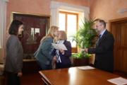 Lliurament del certificat a la doctora Antnia Pades Jimnez (autora tesi) del Departament de Psicologia