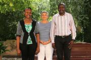 La doctora Catalina N. Juaneda, del Departament d'Economia Aplicada de la UIB i els professors Theresia Edward i David Peter de la Business School de la Universitat de Dar es Salaam, Tanznia