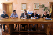 Bartomeu Rotger dona a la UIB cent exemplars del llibre Memria de 75 anys d'educaci a les Illes Balears - Foto: A.Costa(UIB)