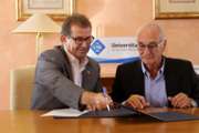 Bartomeu Rotger dona a la UIB cent exemplars del llibre Memria de 75 anys d'educaci a les Illes Balears - Foto: A.Costa(UIB)
