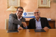 Bartomeu Rotger dona a la UIB cent exemplars del llibre Memria de 75 anys d'educaci a les Illes Balears - Foto: A.Costa(UIB)