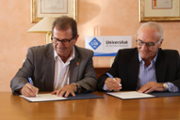 Bartomeu Rotger dona a la UIB cent exemplars del llibre Memria de 75 anys d'educaci a les Illes Balears - Foto: A.Costa(UIB)