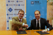 Signatura conveni: Lloren Huguet i Eduardo Maynau - Foto: A.Costa (UIB)