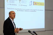 Explicaci i projecci a crrec del doctor Claudio Mirasso - Foto:A.Costa (UIB)