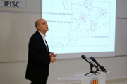 Explicaci i projecci a crrec del doctor Claudio Mirasso - Foto:A.Costa (UIB)