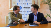 Signatura del conveni: Lloren Huguet i Arkadiusz Kotowski - Foto: A.COSTA/UIB