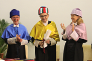 Els padrins, el doctor Flix Grases i la doctora Margalida Gili amb el senyor Oriol Bonnn Gubianas a l'acte d'investidura doctor honoris causa de la UIB - Foto: A.Costa UIB