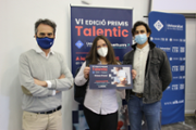 La guanyadora del primer premi, Miruna Andreea Gheata, amb els seus tutors Xavier Varona i Joan Francesc Huguet. Foto: UIB