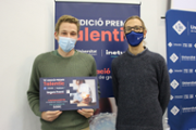 El guanyador del segon premi Miquel Albert Pons amb el seu tutor, Gabriel Moy. Foto: UIB