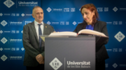 Signatura del llibre d'honor de la UIB - Foto: A.Costa/UIB