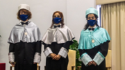 Les doctores Julia Gallo i Elisa Bosch, padrines de la doctoranda, i la doctora Noem Sans, directora del Departament d'Infermeria i Fisioterpia acompanyen la doctoranda a la sala - Foto: A.Costa/UIB