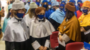 Les doctores Julia Gallo i Elisa Bosch, padrines de la doctoranda, i la doctora Noem Sans, directora del Departament d'Infermeria i Fisioterpia acompanyen la doctoranda a la sala - Foto: A.Costa/UIB