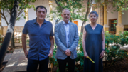 El senyor Miquel Pastor, cap del servei de Biblioteca i Documentaci de la UIB, el doctor Jaume Carot, Rector de la UIB i  la senyora Carme Vidal, vdua del poeta i escriptor Guillem Sim - FOTO: A.Costa/UIB