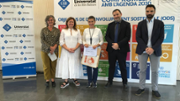 La tutora Carme Rossell recull el premi en nom de Mara Umaa Zamora, primer premi en la categoria de tesis doctorals. Foto:UIB