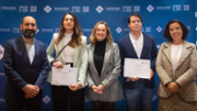 Els alumnes premiats amb els degans de les facultats de Dret, Economia i Empresa i Turisme de la UIB - Foto: A.COSTA/UIB