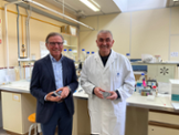 El doctor Sebasti Cresp, director cientfic de Biolinea Int. i el doctor Antoni Bennsar Figueras, professor del Departament de Biologia i membre del grup de recerca en Microbiologia de la UIB - Foto: J.FERNANDEZ/UIB