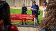 S'installa al campus un banc de color vermell que identifica la campanya contra la violncia masclista - Foto: A.COSTA/UIB