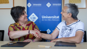 La vicerectora d'Estudiants, doctora Carmen Touza, i la senyora Brbara Mestre Mora, en representaci de l'entitat Centre Mater Misericordiae - Foto: A.COSTA/UIB