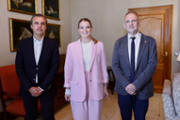 La presidenta Margalida Prohens, amb el conseller d'Educaci i Universitats i el rector de la UIB - Foto: CAIB