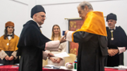 El Rector investeix el nou doctor.- Foto: A.COSTA/UIB