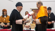 El Rector investeix el nou doctor.- Foto: A.COSTA/UIB