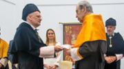El Rector investeix el nou doctor.- Foto: A.COSTA/UIB