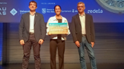 Maria Teresa Perell, premiada en el concurs #HiloTesis, amb Vctor Homar (esq.) i Pablo Colado. Foto:UIB