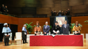 La padrina acompanya el doctorand, Jordi Savall i Bernadet, a la sala | Foto: A.Costa/UIB