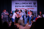 Estudiants de l'Aula de Teatre de la UIB representen l'obra Un habitatge digne | FOTO: A.COSTA/UIB
