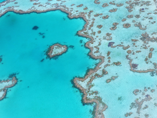 Fotografia aria dels esculls de la Gran Barrera de Queensland. Pixabay
